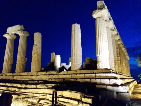 il tempio di Giunone illuminato di sera (Valle dei templi, Agrigento)